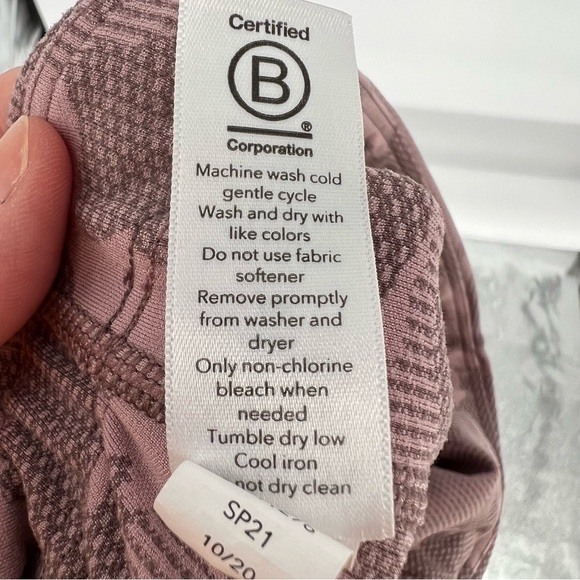Athleta Ultimate Stash Pocket Texture Camo Capri - Picture 10 of 16